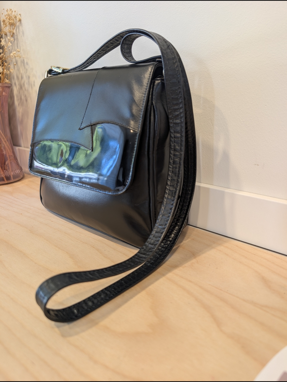 Vintage Naturalizer Black Leather & Patent Flap Shoulder Bag - Made in Canada - Picture 5 of 15